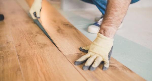 Comment déterminer le sens de pose d'un parquet flottant ?